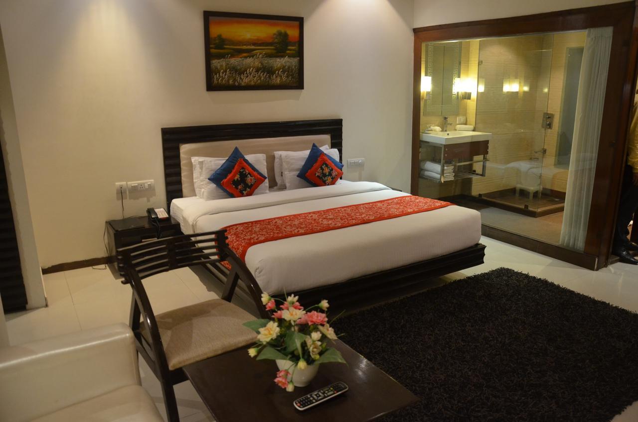 Hotel Klg International Zirakpur Kültér fotó