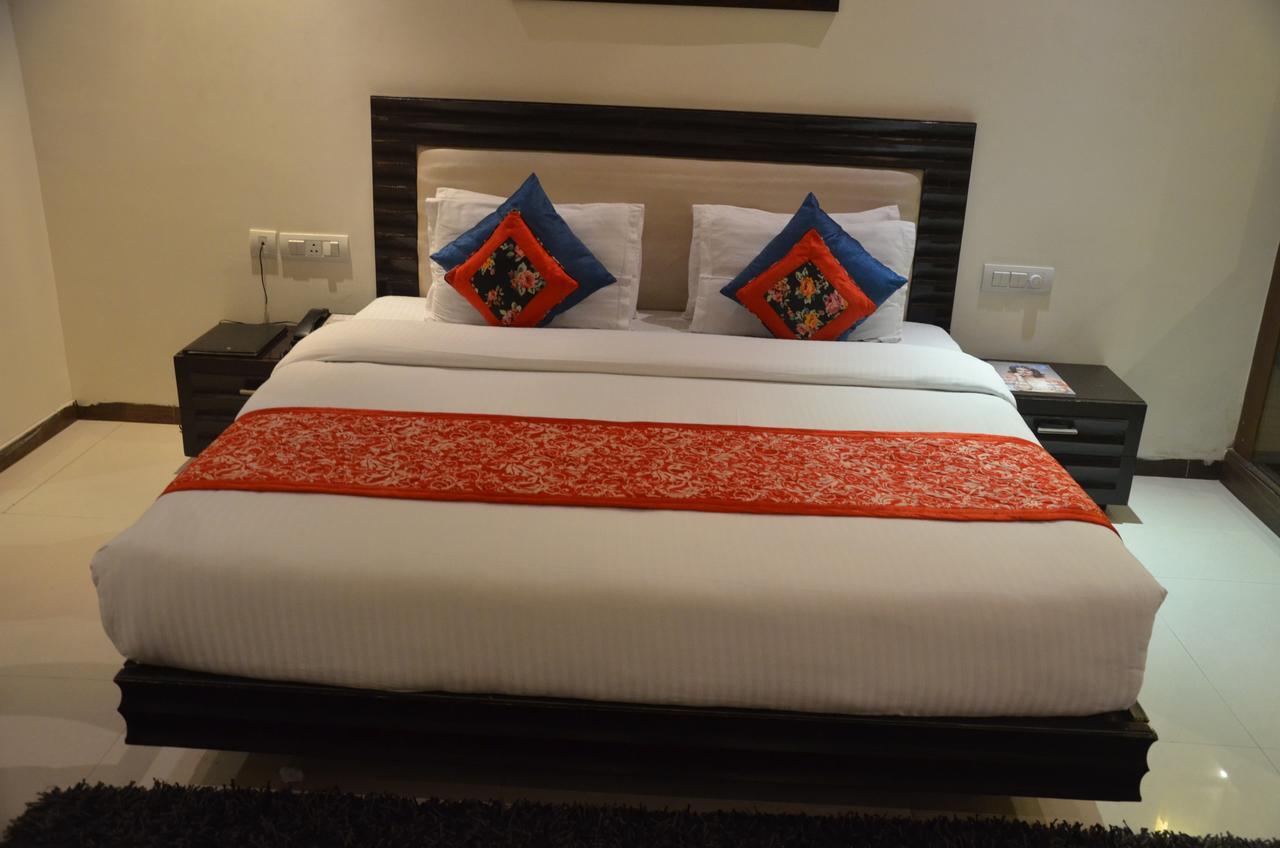 Hotel Klg International Zirakpur Kültér fotó